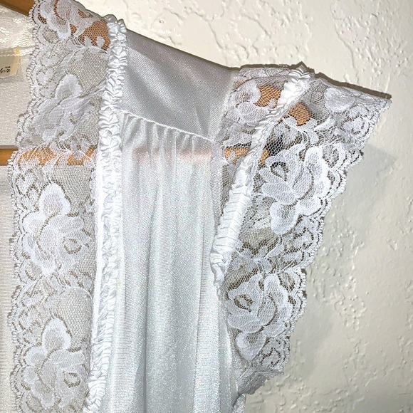 White 70’s Vintage Maxi Open Flutter Cap Sleeve Robe - Picture 4 of 8